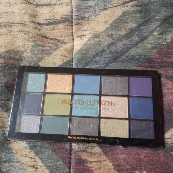 ✨ Revolution Reloaded – “Deep Dive” Eyeshadow Palette ✨ - Picture 2 of 3